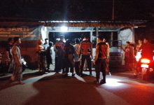 Petugas kepolisian bersama warga berada di lokasi kejadian di Kelurahan Mlajah, Bangkalan. tempat seorang wanita ditemukan pingsan di pinggir jalan usai diduga menjadi korban penganiayaan oleh suami sirinya.