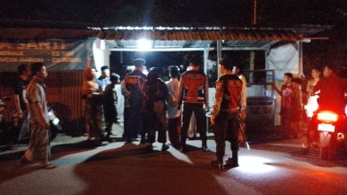 Petugas kepolisian bersama warga berada di lokasi kejadian di Kelurahan Mlajah, Bangkalan. tempat seorang wanita ditemukan pingsan di pinggir jalan usai diduga menjadi korban penganiayaan oleh suami sirinya.