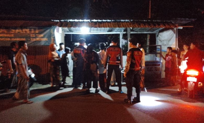 Petugas kepolisian bersama warga berada di lokasi kejadian di Kelurahan Mlajah, Bangkalan. tempat seorang wanita ditemukan pingsan di pinggir jalan usai diduga menjadi korban penganiayaan oleh suami sirinya.