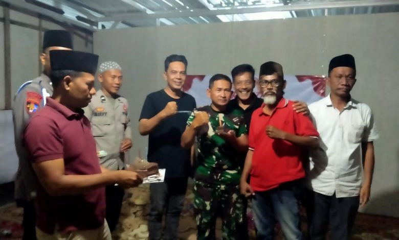 Kapolsek Torjun bersama anggota TNI, personel kepolisian, dan perwakilan media saat kegiatan ngopi bareng dalam rangka memperkuat sinergi menjaga Kamtibmas jelang Ramadan 1447 H di wilayah Kecamatan Torjun.