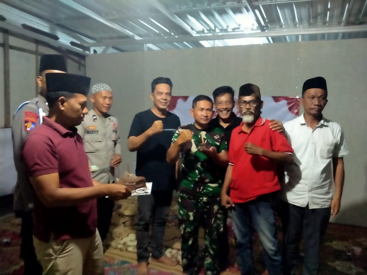 Kapolsek Torjun bersama anggota TNI, personel kepolisian, dan perwakilan media saat kegiatan ngopi bareng dalam rangka memperkuat sinergi menjaga Kamtibmas jelang Ramadan 1447 H di wilayah Kecamatan Torjun.