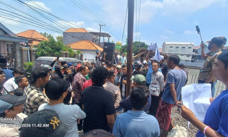 Foto: Ratusan warga Desa Pesanggrahan, Kwanyar, Kabupaten Bangkalan, saat berunjuk rasa di kantor Kecamatan Kwanyar.