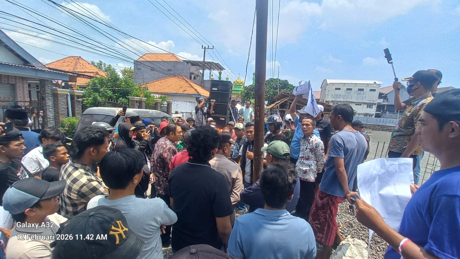 Foto: Ratusan warga Desa Pesanggrahan, Kwanyar, Kabupaten Bangkalan, saat berunjuk rasa di kantor Kecamatan Kwanyar.