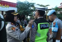 Wakapolres Bangkalan Kompol Hosna Nurhidayah menyematkan tanda kesiapan personel saat apel gelar pasukan Operasi Keselamatan Semeru 2026 di Mapolres Bangkalan.