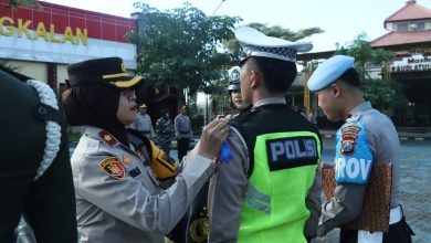 Wakapolres Bangkalan Kompol Hosna Nurhidayah menyematkan tanda kesiapan personel saat apel gelar pasukan Operasi Keselamatan Semeru 2026 di Mapolres Bangkalan.