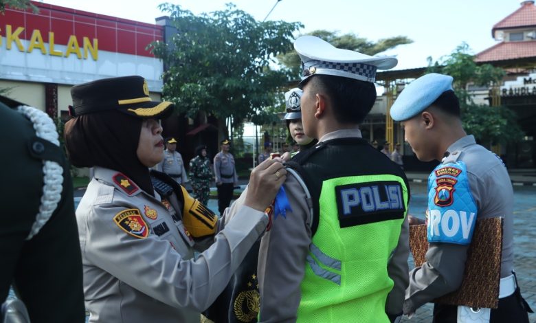 Wakapolres Bangkalan Kompol Hosna Nurhidayah menyematkan tanda kesiapan personel saat apel gelar pasukan Operasi Keselamatan Semeru 2026 di Mapolres Bangkalan.