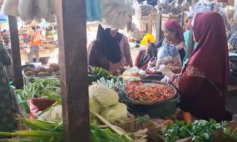 Aktivitas jual beli cabai rawit di Pasar Srimangunan, Sampang, Sabtu (21/2/2026). Harga cabai rawit melonjak hingga Rp105 ribu per kilogram pada awal Ramadan 1447 H akibat tingginya permintaan dan pasokan yang menipis.