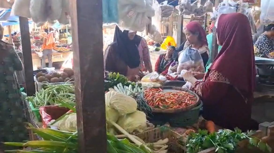 Aktivitas jual beli cabai rawit di Pasar Srimangunan, Sampang, Sabtu (21/2/2026). Harga cabai rawit melonjak hingga Rp105 ribu per kilogram pada awal Ramadan 1447 H akibat tingginya permintaan dan pasokan yang menipis.
