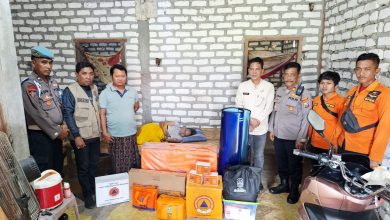 Petugas BPBD Sampang bersama unsur Forkopimcam Torjun menyalurkan bantuan logistik dan kebutuhan dasar kepada Miati (82), lansia lumpuh dan buta di Desa Dulang, Kecamatan Torjun, sebagai bentuk kepedulian pemerintah daerah terhadap warga berkebutuhan khusus.