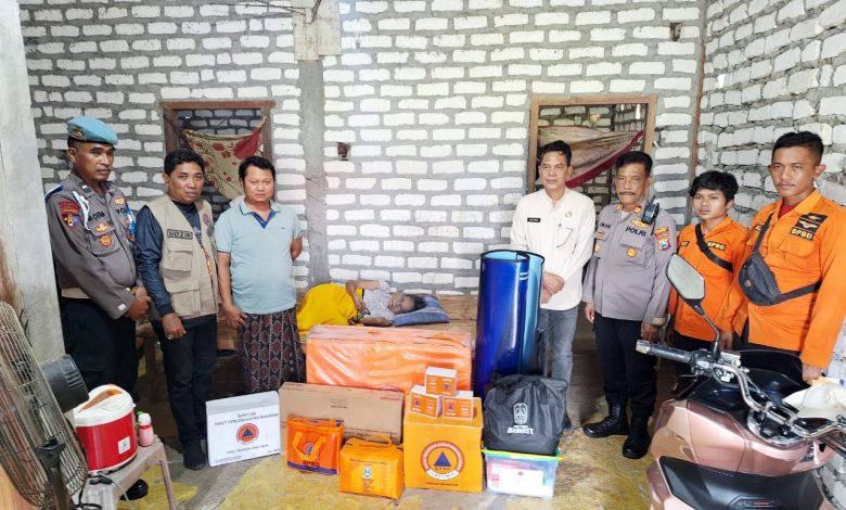 Petugas BPBD Sampang bersama unsur Forkopimcam Torjun menyalurkan bantuan logistik dan kebutuhan dasar kepada Miati (82), lansia lumpuh dan buta di Desa Dulang, Kecamatan Torjun, sebagai bentuk kepedulian pemerintah daerah terhadap warga berkebutuhan khusus.