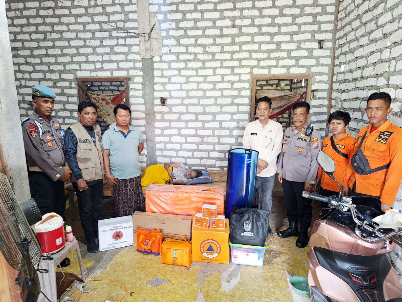 Petugas BPBD Sampang bersama unsur Forkopimcam Torjun menyalurkan bantuan logistik dan kebutuhan dasar kepada Miati (82), lansia lumpuh dan buta di Desa Dulang, Kecamatan Torjun, sebagai bentuk kepedulian pemerintah daerah terhadap warga berkebutuhan khusus.