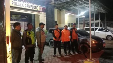 Petugas BPBD Kabupaten Sampang bersama anggota Polsek Camplong berkoordinasi di Mapolsek Camplong, Sabtu (21/2/2026) malam, terkait pencarian bocah yang diduga tenggelam di Sungai Tambaan.