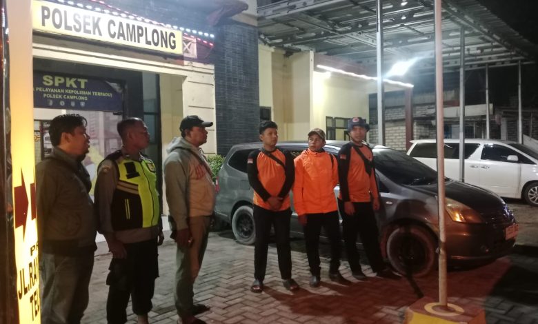 Petugas BPBD Kabupaten Sampang bersama anggota Polsek Camplong berkoordinasi di Mapolsek Camplong, Sabtu (21/2/2026) malam, terkait pencarian bocah yang diduga tenggelam di Sungai Tambaan.