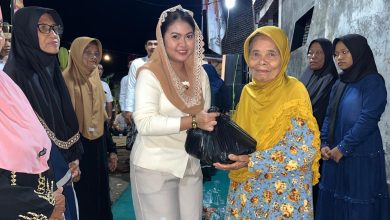Anggota DPRD Kabupaten Bangkalan Fraksi Gerindra, Ambar Pramudya Wardani, saat menyerahkan bantuan sembako kepada salah satu janda dalam rangka tasyakkuran HUT ke-18 Partai Gerindra di Kampung Kepang Tarogan, Kelurahan Kemayoran, Kecamatan Bangkalan, Sabtu (7/2/2026).
