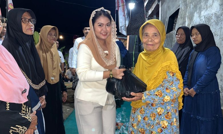 Anggota DPRD Kabupaten Bangkalan Fraksi Gerindra, Ambar Pramudya Wardani, saat menyerahkan bantuan sembako kepada salah satu janda dalam rangka tasyakkuran HUT ke-18 Partai Gerindra di Kampung Kepang Tarogan, Kelurahan Kemayoran, Kecamatan Bangkalan, Sabtu (7/2/2026).