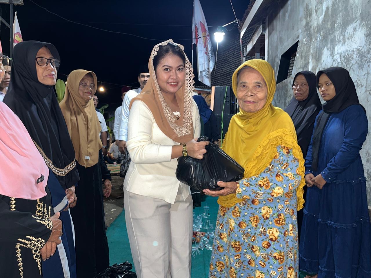 Anggota DPRD Kabupaten Bangkalan Fraksi Gerindra, Ambar Pramudya Wardani, saat menyerahkan bantuan sembako kepada salah satu janda dalam rangka tasyakkuran HUT ke-18 Partai Gerindra di Kampung Kepang Tarogan, Kelurahan Kemayoran, Kecamatan Bangkalan, Sabtu (7/2/2026).