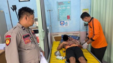 Seorang pemuda asal Sampang menjalani perawatan medis di puskesmas setelah melakukan percobaan bunuh diri diduga akibat putus cinta, Rabu (11/2/2026). Petugas medis dibantu aparat kepolisian menangani luka di tubuh korban.
