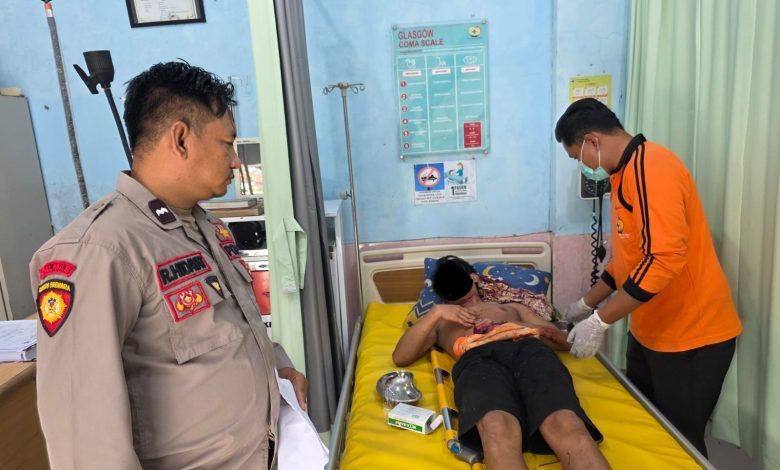 Seorang pemuda asal Sampang menjalani perawatan medis di puskesmas setelah melakukan percobaan bunuh diri diduga akibat putus cinta, Rabu (11/2/2026). Petugas medis dibantu aparat kepolisian menangani luka di tubuh korban.
