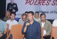 Kapolres Sampang AKBP Hartono menyampaikan arahan saat kegiatan Ngopi Bareng Media (Piramida) bersama insan pers di Mapolres Sampang, Kamis (5/2/2026), sebagai upaya memperkuat sinergi dan komunikasi antara kepolisian dan media.