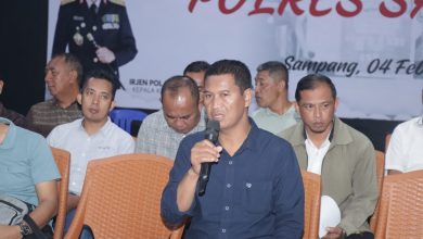 Kapolres Sampang AKBP Hartono menyampaikan arahan saat kegiatan Ngopi Bareng Media (Piramida) bersama insan pers di Mapolres Sampang, Kamis (5/2/2026), sebagai upaya memperkuat sinergi dan komunikasi antara kepolisian dan media.