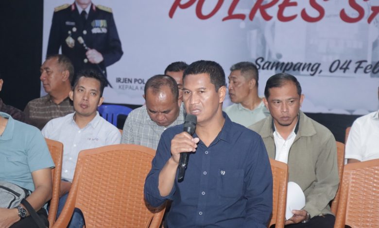 Kapolres Sampang AKBP Hartono menyampaikan arahan saat kegiatan Ngopi Bareng Media (Piramida) bersama insan pers di Mapolres Sampang, Kamis (5/2/2026), sebagai upaya memperkuat sinergi dan komunikasi antara kepolisian dan media.