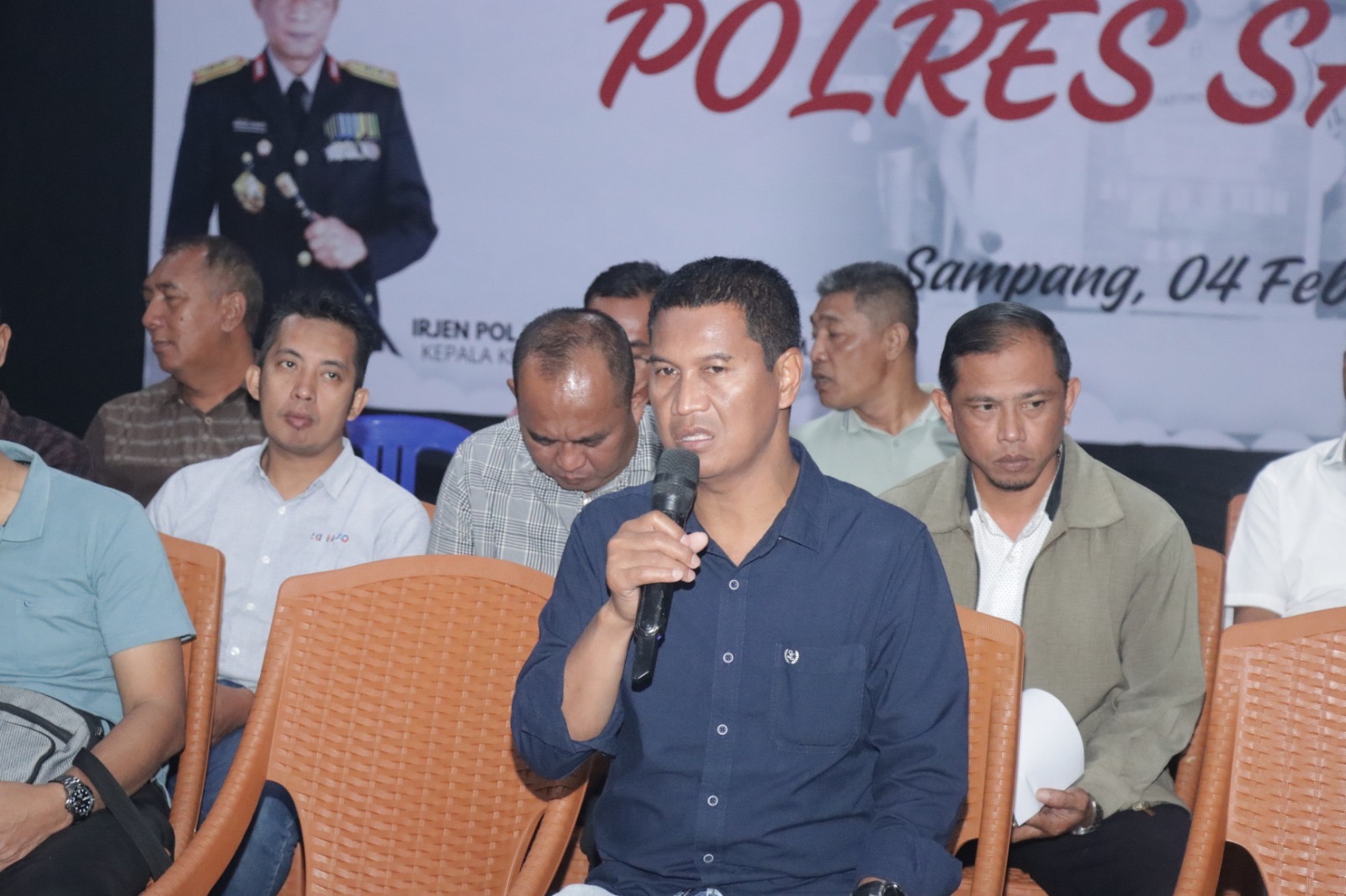 Kapolres Sampang AKBP Hartono menyampaikan arahan saat kegiatan Ngopi Bareng Media (Piramida) bersama insan pers di Mapolres Sampang, Kamis (5/2/2026), sebagai upaya memperkuat sinergi dan komunikasi antara kepolisian dan media.