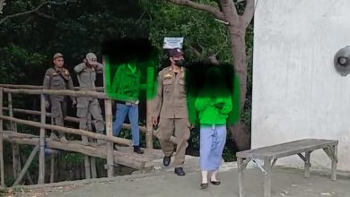 Petugas Satpol PP Bangkalan mengamankan sejumlah pelajar yang kedapatan bolos sekolah saat jam pelajaran berlangsung di kawasan wisata dan fasilitas umum, Selasa (10/02/2026).