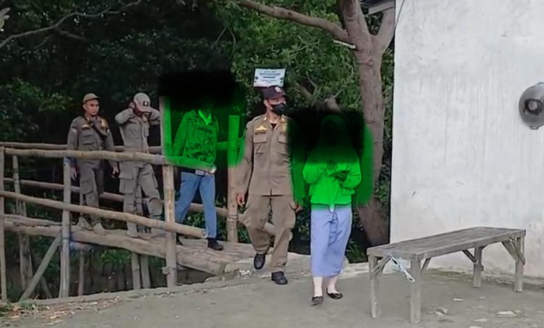 Petugas Satpol PP Bangkalan mengamankan sejumlah pelajar yang kedapatan bolos sekolah saat jam pelajaran berlangsung di kawasan wisata dan fasilitas umum, Selasa (10/02/2026).