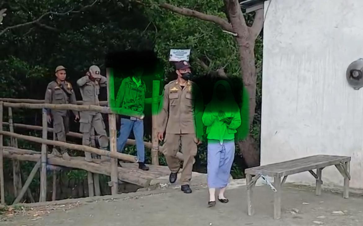 Petugas Satpol PP Bangkalan mengamankan sejumlah pelajar yang kedapatan bolos sekolah saat jam pelajaran berlangsung di kawasan wisata dan fasilitas umum, Selasa (10/02/2026).