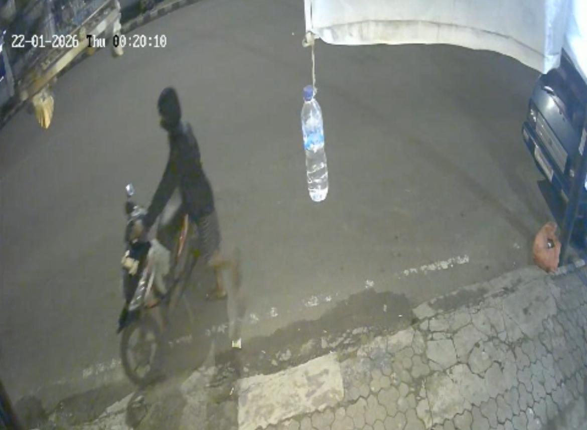 Rekaman CCTV memperlihatkan salah satu pelaku pencurian sepeda motor saat beraksi di depan Warung Madura, Jalan Trunojoyo, Kelurahan Pejagan, Bangkalan, sebelum akhirnya dibekuk Satreskrim Polres Bangkalan.