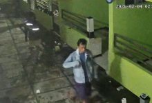 Rekaman CCTV memperlihatkan salah satu pelaku pencurian sepeda motor saat beraksi di area indekos Kelurahan Mlajah, Bangkalan, Jawa Timur, pada dini hari.