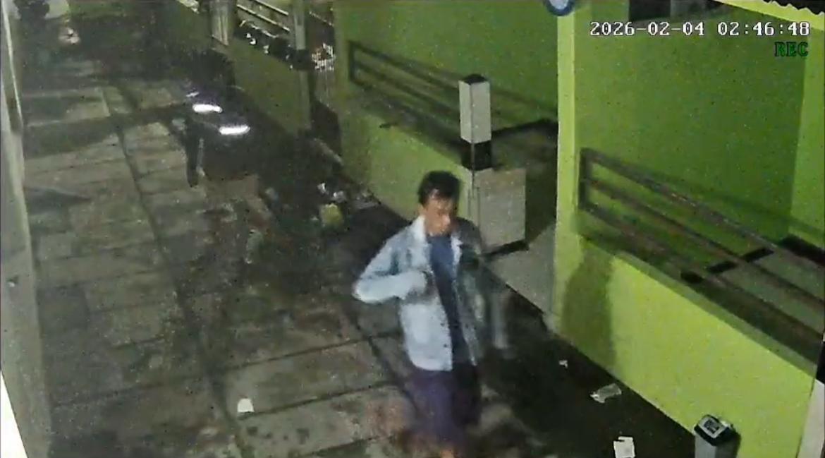 Rekaman CCTV memperlihatkan salah satu pelaku pencurian sepeda motor saat beraksi di area indekos Kelurahan Mlajah, Bangkalan, Jawa Timur, pada dini hari.