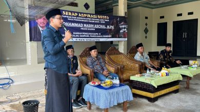 H. Mohammad Nasih Aschal saat menyampaikan sambutan dalam kegiatan reses serap aspirasi di Jl. Rambutan, Desa Keleyan, Kecamatan Socah, Bangkalan, Kamis (12/02/2026). Warga menyuarakan kebutuhan renovasi masjid, pembangunan TPQ, hingga perbaikan infrastruktur jalan.