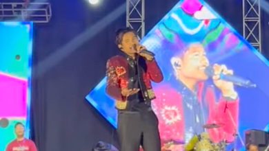 Valen tampil energik saat menghibur penonton dalam konser “Valen Time” bertajuk Dangdut Karapan Nada di Stadion Kerapan Sapi Bangkalan, Sabtu (14/02/2026).