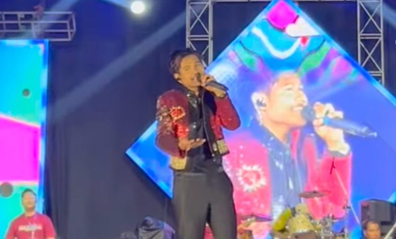 Valen tampil energik saat menghibur penonton dalam konser “Valen Time” bertajuk Dangdut Karapan Nada di Stadion Kerapan Sapi Bangkalan, Sabtu (14/02/2026).