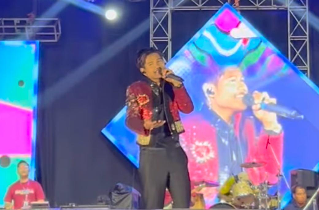 Valen tampil energik saat menghibur penonton dalam konser “Valen Time” bertajuk Dangdut Karapan Nada di Stadion Kerapan Sapi Bangkalan, Sabtu (14/02/2026).