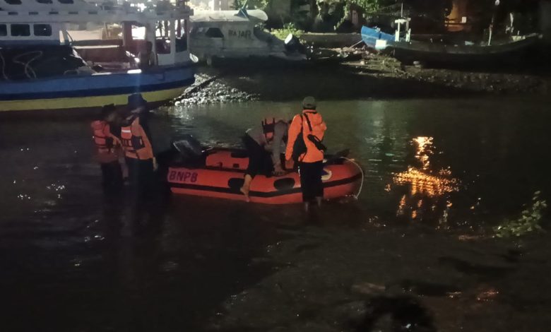 Tim BPBD Kabupaten Sampang bersama unsur gabungan melakukan penyisiran menggunakan perahu karet di aliran Sungai Tambaan, Camplong, Sabtu (21/2/2026) malam, dalam upaya pencarian bocah yang diduga terseret arus.
