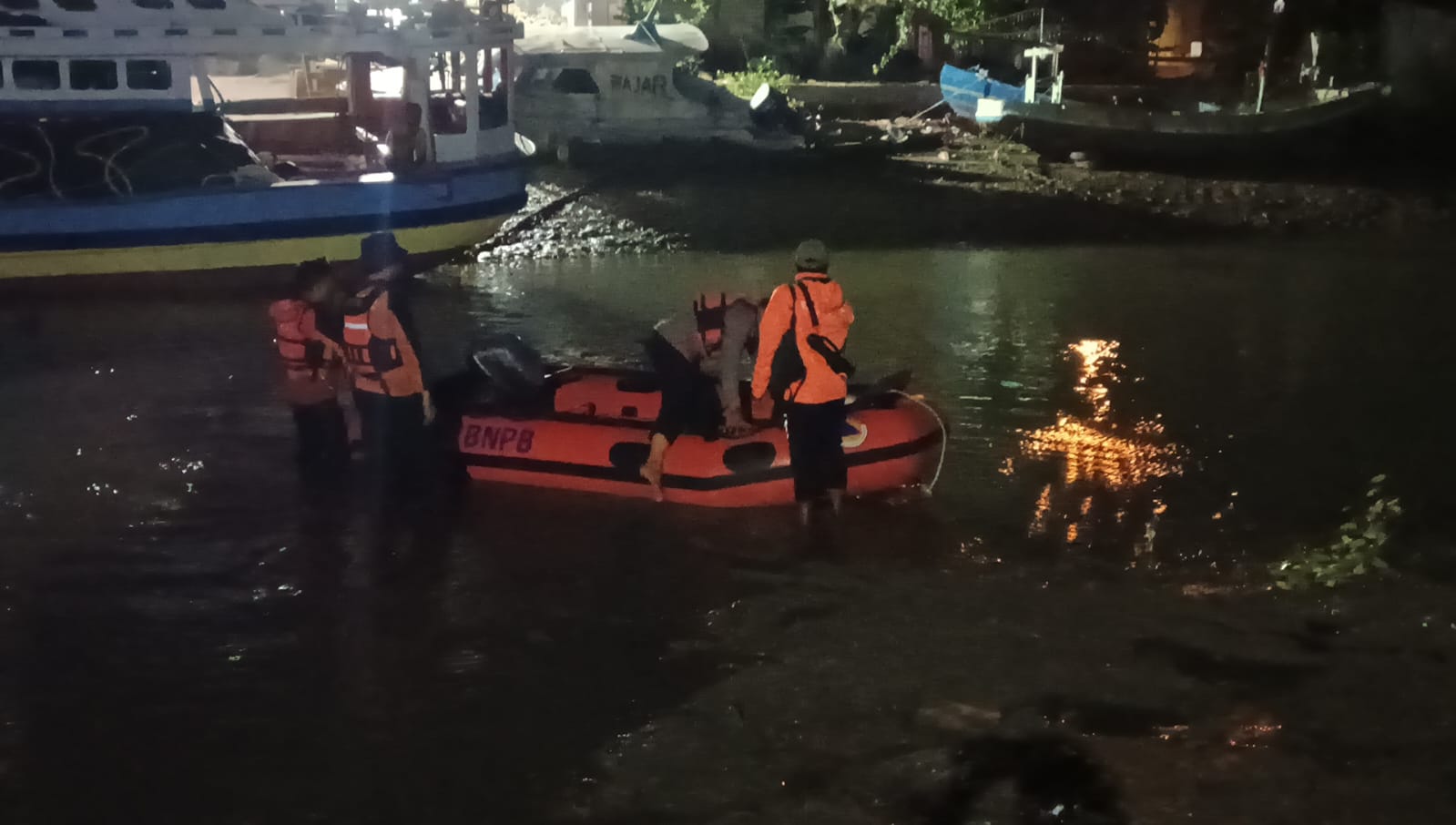 Tim BPBD Kabupaten Sampang bersama unsur gabungan melakukan penyisiran menggunakan perahu karet di aliran Sungai Tambaan, Camplong, Sabtu (21/2/2026) malam, dalam upaya pencarian bocah yang diduga terseret arus.