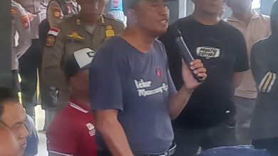 Audiensi di Kantor Kecamatan Kwanyar, Kamis (12/2/2026), dikawal aparat kepolisian dan Satpol PP.