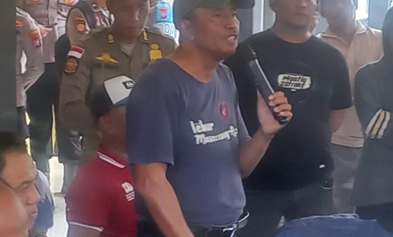 Audiensi di Kantor Kecamatan Kwanyar, Kamis (12/2/2026), dikawal aparat kepolisian dan Satpol PP.