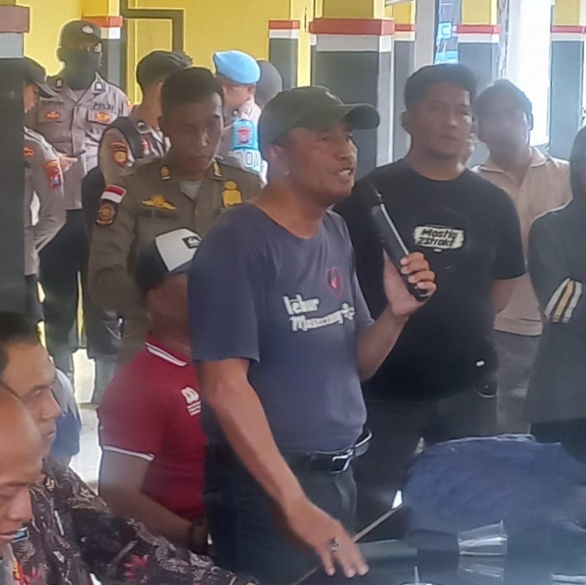 Audiensi di Kantor Kecamatan Kwanyar, Kamis (12/2/2026), dikawal aparat kepolisian dan Satpol PP.