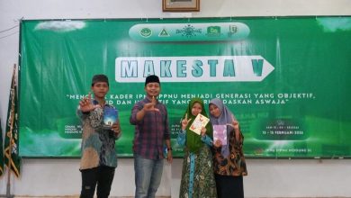 Founder Komunitas Pendekar Literasi bersama peserta Makesta V IPNU-IPPNU Modung III menunjukkan buku donasi dalam program Gerakan 1001 Buku untuk Bangkalan, Februari 2026.