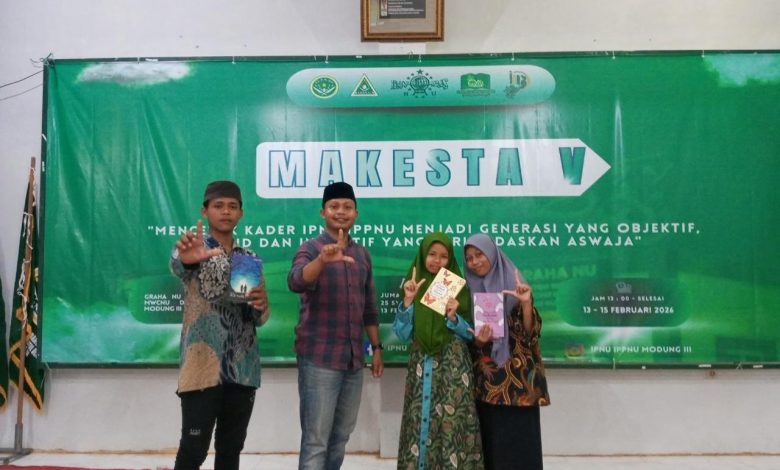 Founder Komunitas Pendekar Literasi bersama peserta Makesta V IPNU-IPPNU Modung III menunjukkan buku donasi dalam program Gerakan 1001 Buku untuk Bangkalan, Februari 2026.