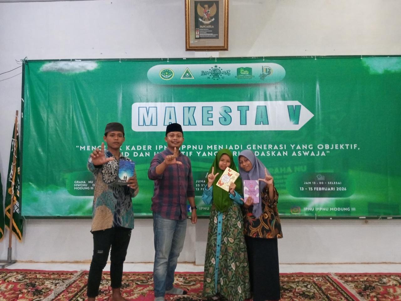 Founder Komunitas Pendekar Literasi bersama peserta Makesta V IPNU-IPPNU Modung III menunjukkan buku donasi dalam program Gerakan 1001 Buku untuk Bangkalan, Februari 2026.