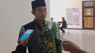 Ketua Komisi I DPRD Kabupaten Sampang sekaligus pengamat pendidikan, Moh. Salim, memberikan keterangan kepada awak media usai audiensi dengan Forum Guru dan Tenaga Kependidikan (FGTKN) di Gedung DPRD Sampang, Senin (9/2/2026), terkait dukungan DPRD terhadap tuntutan peralihan status PPPK Paruh Waktu menjadi PPPK Penuh Waktu.