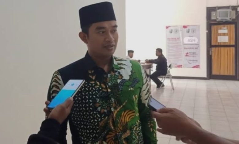 Ketua Komisi I DPRD Kabupaten Sampang sekaligus pengamat pendidikan, Moh. Salim, memberikan keterangan kepada awak media usai audiensi dengan Forum Guru dan Tenaga Kependidikan (FGTKN) di Gedung DPRD Sampang, Senin (9/2/2026), terkait dukungan DPRD terhadap tuntutan peralihan status PPPK Paruh Waktu menjadi PPPK Penuh Waktu.