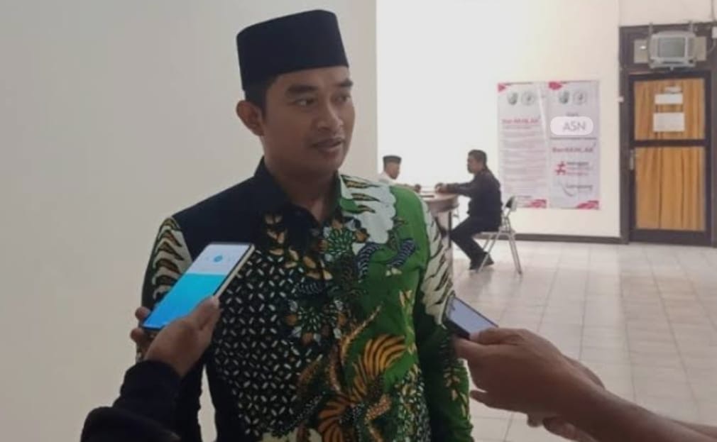 Ketua Komisi I DPRD Kabupaten Sampang sekaligus pengamat pendidikan, Moh. Salim, memberikan keterangan kepada awak media usai audiensi dengan Forum Guru dan Tenaga Kependidikan (FGTKN) di Gedung DPRD Sampang, Senin (9/2/2026), terkait dukungan DPRD terhadap tuntutan peralihan status PPPK Paruh Waktu menjadi PPPK Penuh Waktu.