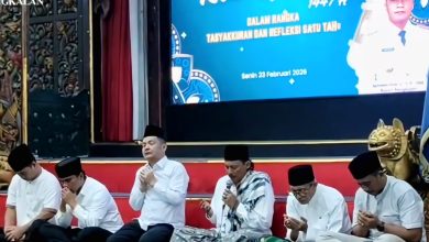 Bupati Bangkalan Lukman Hakim bersama Wakil Bupati Moh. Fauzan Ja’far mengikuti doa bersama dalam Safari Ramadan dan tasyakuran refleksi satu tahun kepemimpinan di Pendopo Agung Bangkalan, Senin (23/2/2026).