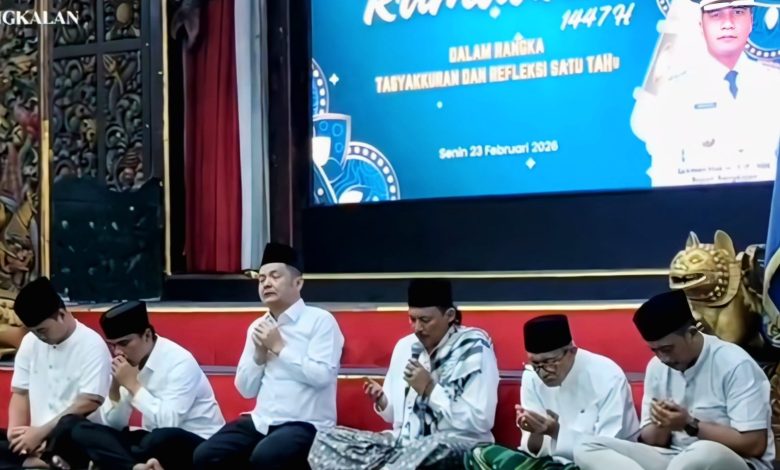 Bupati Bangkalan Lukman Hakim bersama Wakil Bupati Moh. Fauzan Ja’far mengikuti doa bersama dalam Safari Ramadan dan tasyakuran refleksi satu tahun kepemimpinan di Pendopo Agung Bangkalan, Senin (23/2/2026).