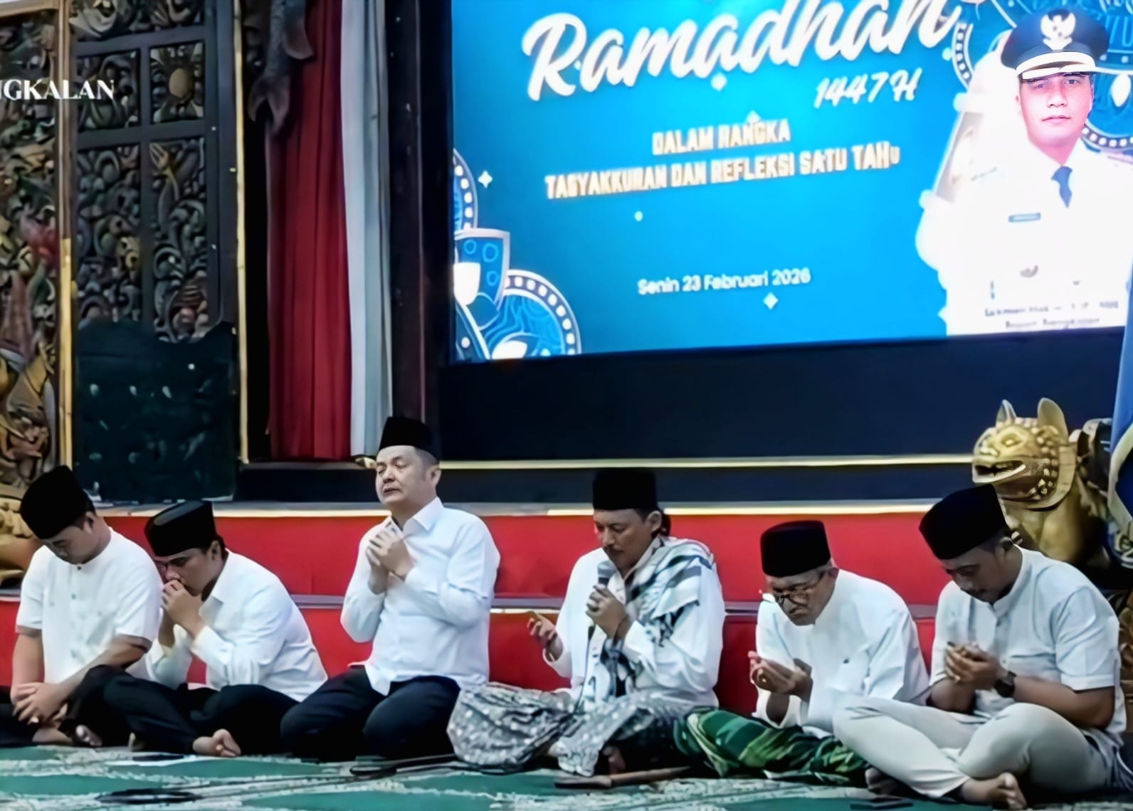 Bupati Bangkalan Lukman Hakim bersama Wakil Bupati Moh. Fauzan Ja’far mengikuti doa bersama dalam Safari Ramadan dan tasyakuran refleksi satu tahun kepemimpinan di Pendopo Agung Bangkalan, Senin (23/2/2026).